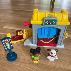 Fisher-Price Little People Road Trip Ready Garage